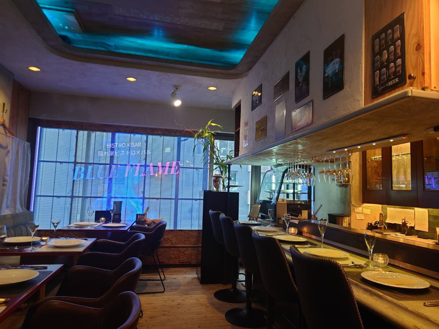 BISTRO & BAR BLUE FLAME 店内